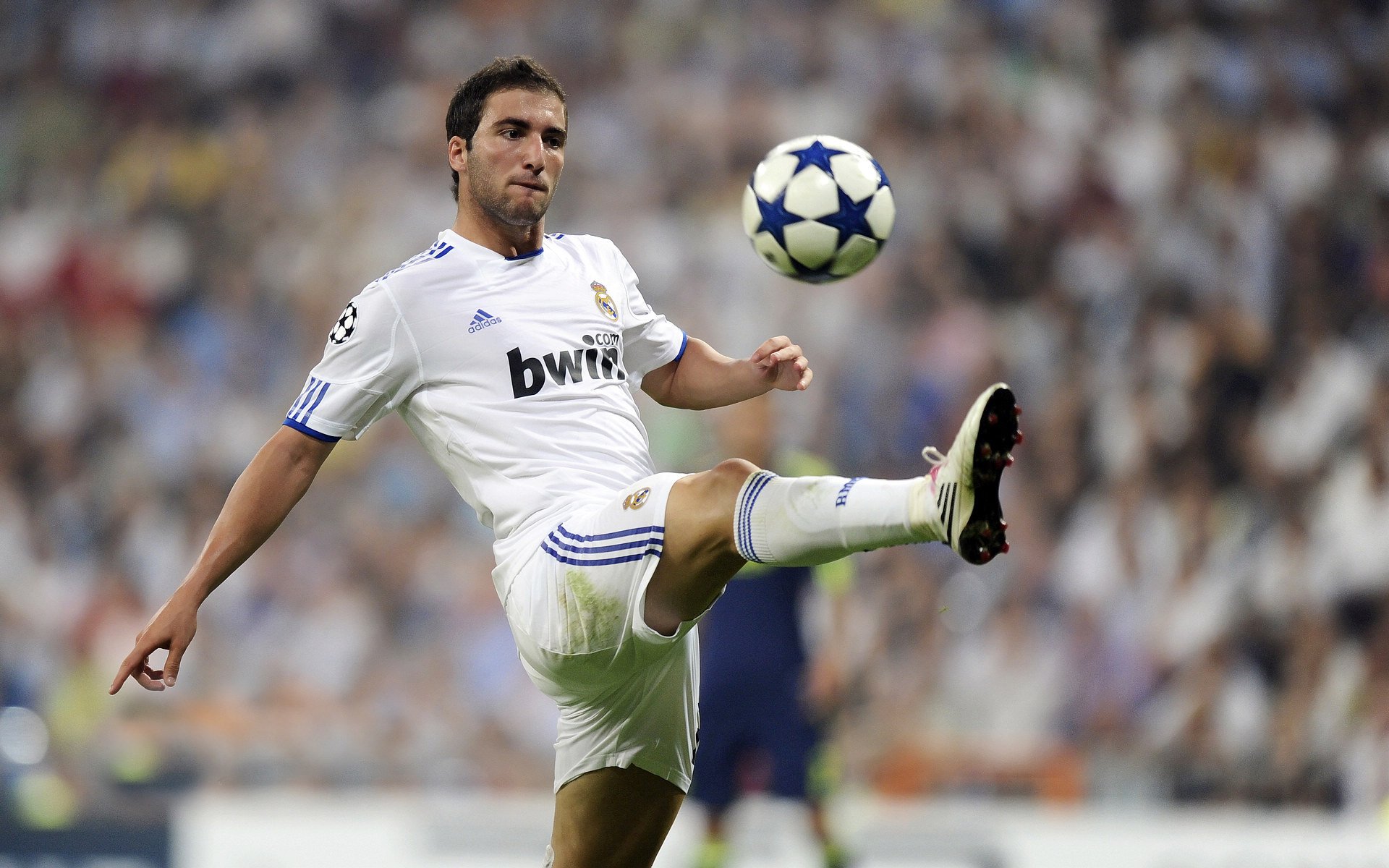 裁判在关键比赛中控场能力出色避免局势失控保持公平，裁判员对比赛进行管理的手势有